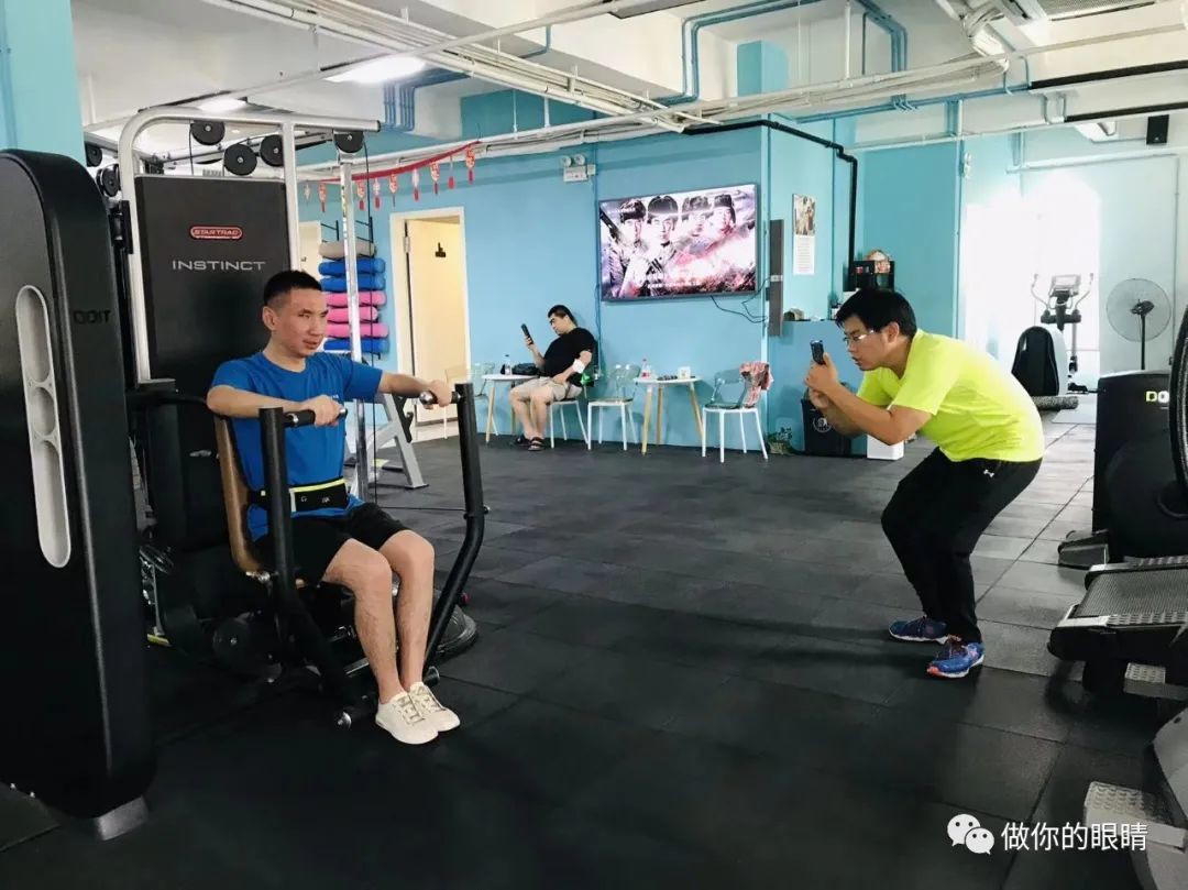 替补摄影员俞天立拍照韩星辰器械推胸运动Yu Tianli photographing Han Xinchen's chest press exercise 
